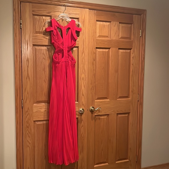 Red cut-out gown - Picture 7 of 9